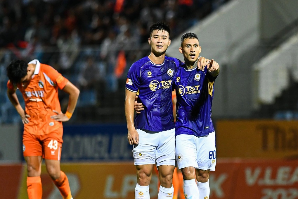 យកឈ្នះលើក្រុម SHB Da Nang ក្រុម Hanoi FC បង្កើនល្បឿនលើតារាងចំណាត់ថ្នាក់ V-League - 2 Thắng SHB Đà Nẵng, Hà Nội FC tăng tốc trên bảng xếp hạng V-League - 2