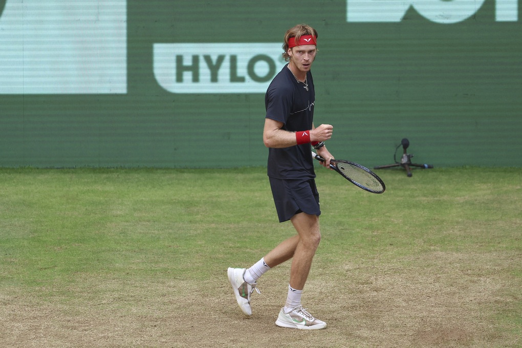Alcaraz tiến vào chung kết London Open, Rublev sáng cửa vô địch Halle Open - 2 Alcaraz tiến vào chung kết London Open, Rublev sáng cửa vô địch Halle Open - 2