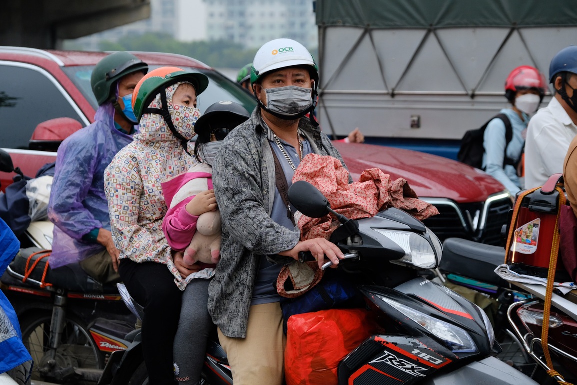 Dòng người chen chúc ở các cửa ngõ trở lại thủ đô sau kỳ nghỉ lễ - 9 Dòng người chen chúc ở các cửa ngõ trở lại thủ đô sau kỳ nghỉ lễ - 9