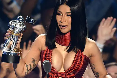 Cardi B diện váy đỏ khoe ngực khủng