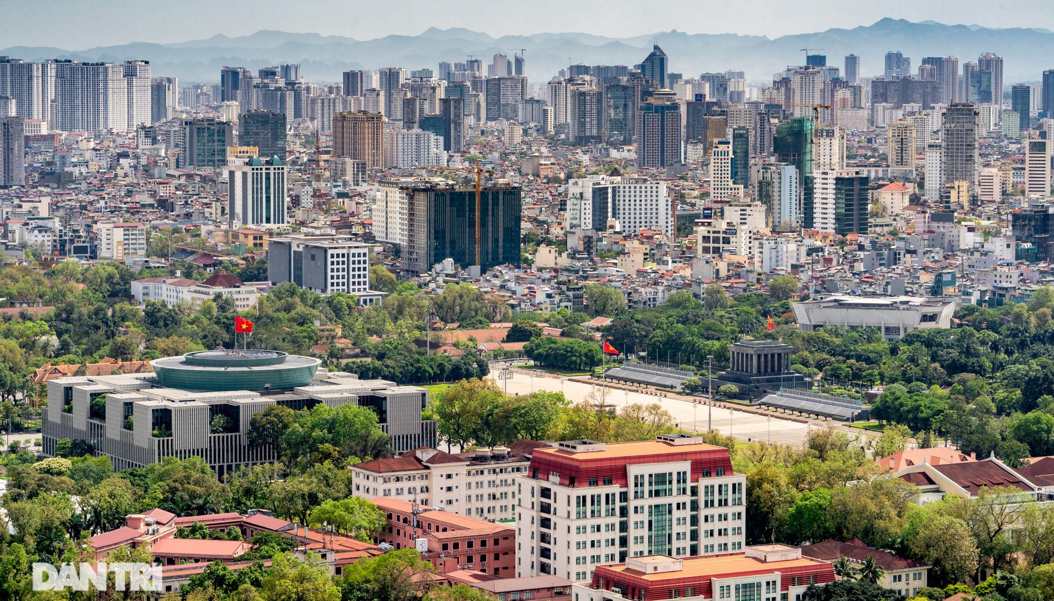 Vẻ đẹp của một Hà Nội hiện đại, sôi động nhìn từ trong mây - 4 Vẻ đẹp của một Hà Nội hiện đại, sôi động nhìn từ trong mây - 4