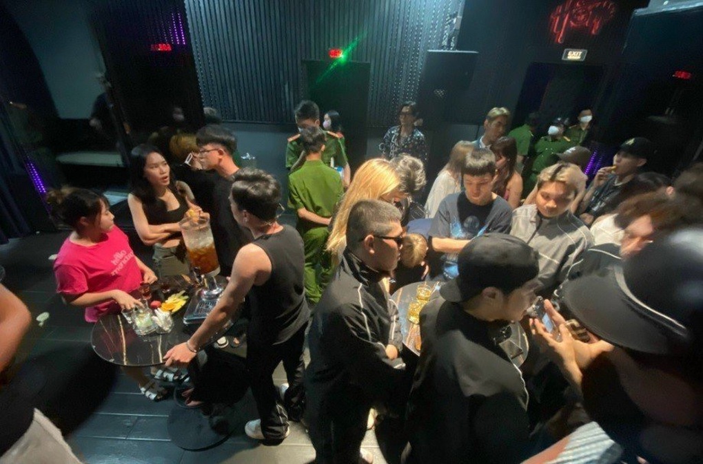 Công an phát hiện loạt sai phạm khi kiểm tra quán bar, nhà hàng ở TPHCM - 1 Công an phát hiện loạt sai phạm khi kiểm tra quán bar, nhà hàng ở TPHCM - 1