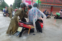 TP Biên Hòa ngập sâu, công an xuống đường hỗ trợ người dân