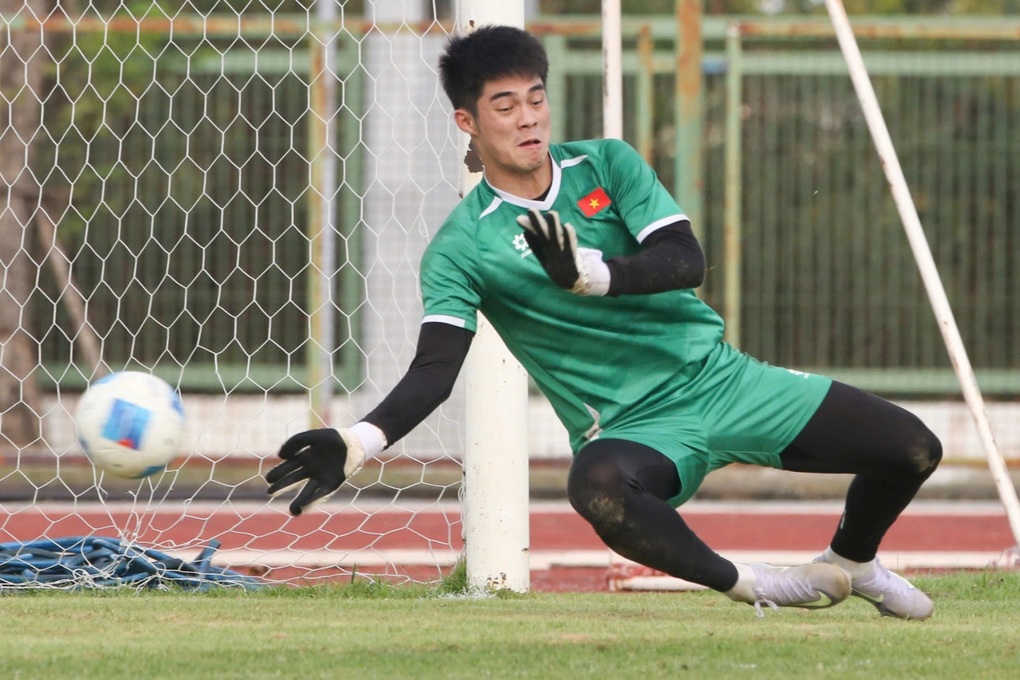 ຜູ້ຮັກສາປະຕູທີມຊາດຫວຽດນາມ U22 ຕັ້ງໃຈທີ່ຈະຮັກສາຄລີນຊີດໃນການແຂ່ງຂັນກັບຟີລິບປິນ - 1 Thủ môn U22 Việt Nam quyết giữ sạch lưới ở cuộc đấu với Philippines - 1