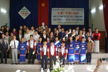 Quỹ Vừ A Dính trao quà Tết cho học sinh dân tộc 4 tỉnh Tây Nguyên 