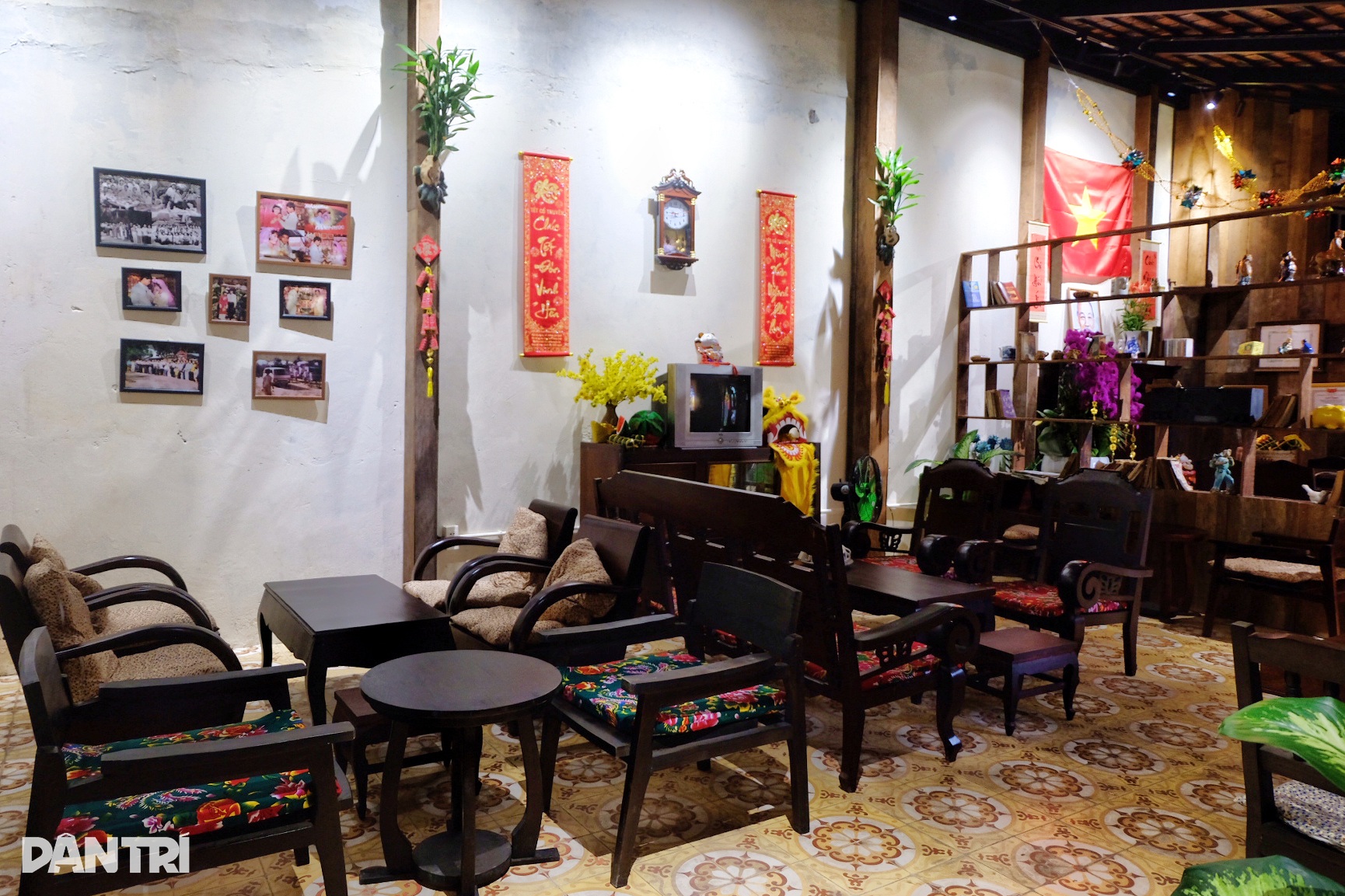 ហាងកាហ្វេនៅ HCMC មានចង្ក្រានឈើ និងគុម្ពឈើ៖ អតិថិជនបើកឡាន 1 ម៉ោងដើម្បីថតរូប - 4 Quán cà phê ở TPHCM có bếp củi, giàn bầu: Khách chạy 1 tiếng đến chụp ảnh - 4