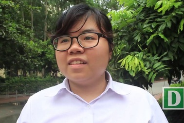 Môn Văn dễ lấy điểm khá, thí sinh phấn khởi rời phòng thi.