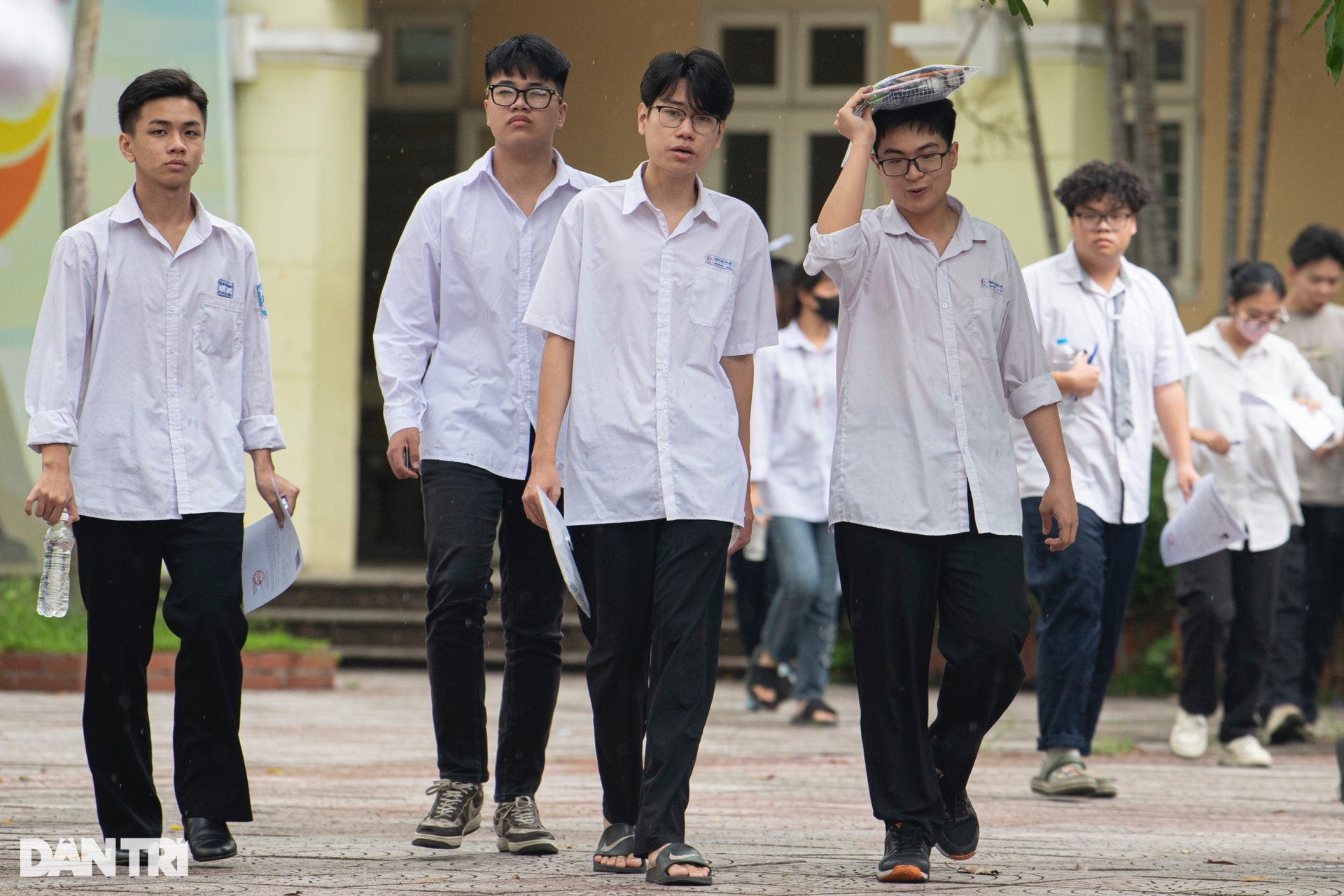 Sĩ tử Hà Nội hô to trúng tủ sau khi kết thúc bài thi môn ngữ văn - 1 Sĩ tử Hà Nội hô to trúng tủ sau khi kết thúc bài thi môn ngữ văn - 1