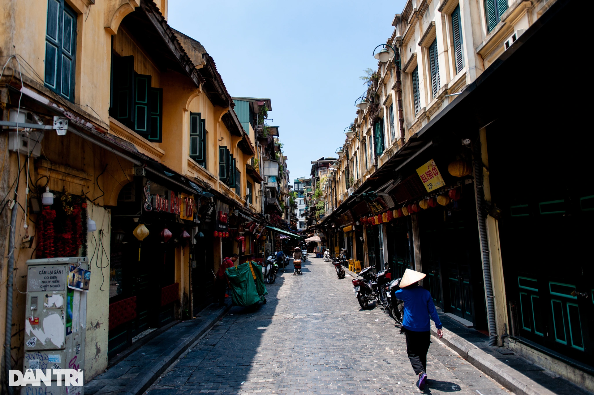 Hà Nội nắng nóng đỉnh điểm, đường phố vắng bóng người giữa trưa - 14 Hà Nội nắng nóng đỉnh điểm, đường phố vắng bóng người giữa trưa - 14