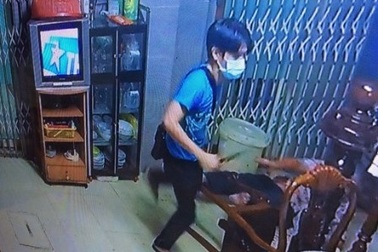 Bắt nghi can bịt mặt đâm chủ tiệm vàng