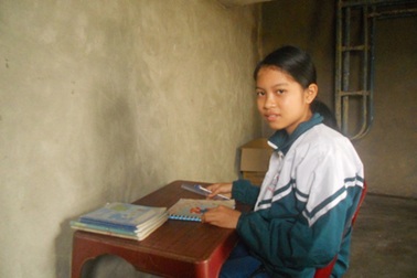 Nữ sinh nghèo mồ côi cha học giỏi toàn diện