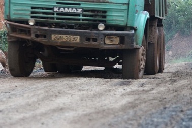 Đắk Nông: Xe tải trọng lớn trốn trạm cân, cày nát đường dân sinh