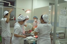 Sinh thuận tự nhiên, 2 mẹ con sản phụ phải nhập viện cấp cứu