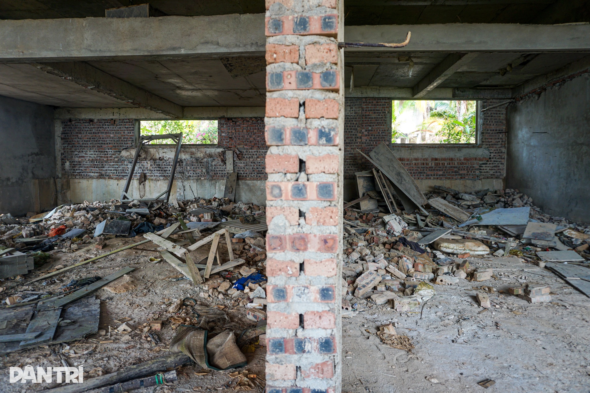 Loạt biệt thự ở dự án trăm triệu USD bỏ hoang ven biển Đà Nẵng - 6 Loạt biệt thự ở dự án trăm triệu USD bỏ hoang ven biển Đà Nẵng - 6