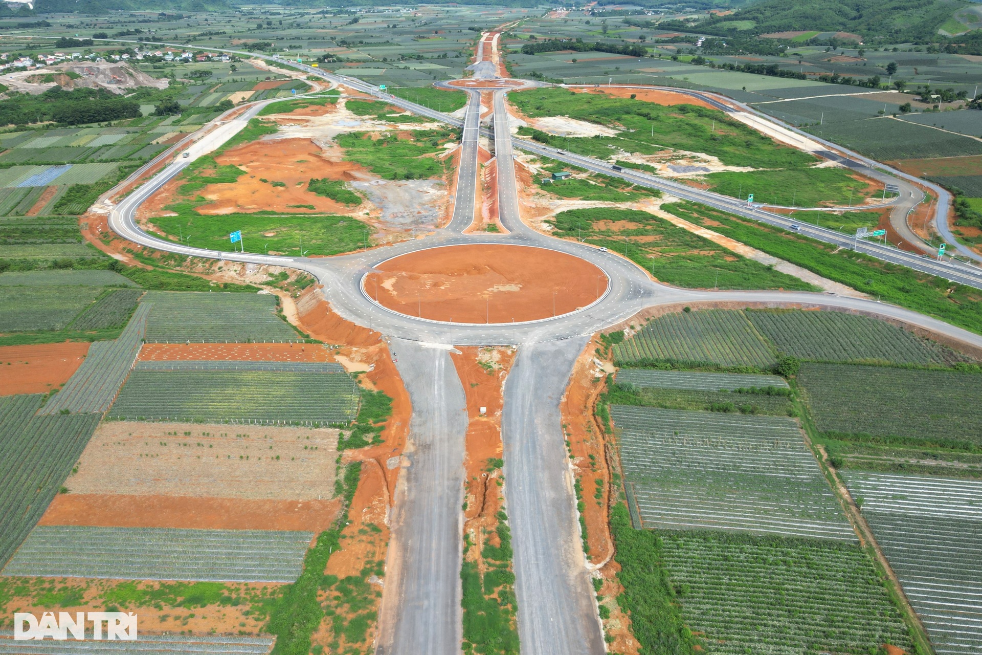 Cận cảnh tuyến đường hơn 20km tiêu tốn gần 2.000 tỷ đồng ở Ninh Bình - 11 Cận cảnh tuyến đường hơn 20km tiêu tốn gần 2.000 tỷ đồng ở Ninh Bình - 11