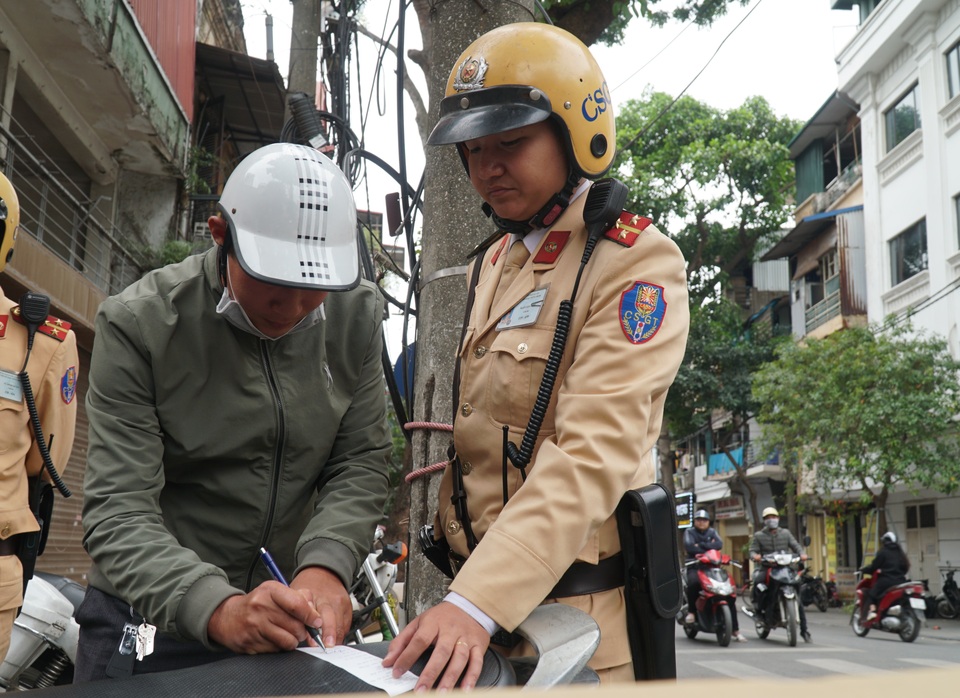 Hà Nội: Nể nang chén rượu tất niên, lái xe bị tước giấy phép 17 tháng - 9 Hà Nội: Nể nang chén rượu tất niên, lái xe bị tước giấy phép 17 tháng - 9