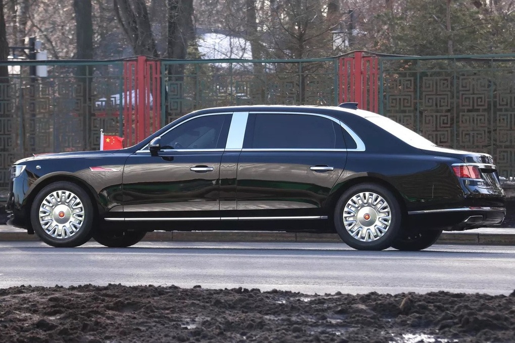Limousine bọc thép chuyên tháp tùng ông Tập Cận Bình công du nước ngoài - 2 Limousine bọc thép chuyên tháp tùng ông Tập Cận Bình công du nước ngoài - 2