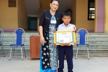 Biểu dương học sinh trả vòng vàng cho người đánh rơi