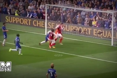Alexis Sanchez cười nghiêng ngả khi Arsenal bỏ lỡ cơ hội
