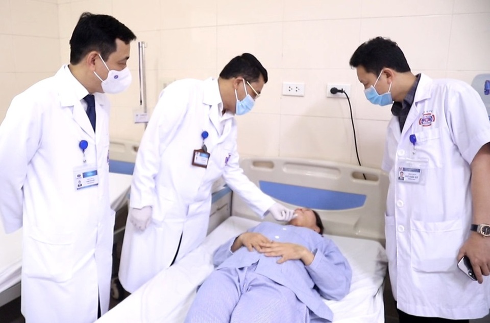 Bác sĩ loại bỏ khối u tuyến giáp cho bệnh nhân bằng hệ thống Robot hiện đại - 1 Bác sĩ loại bỏ khối u tuyến giáp cho bệnh nhân bằng hệ thống Robot hiện đại - 1