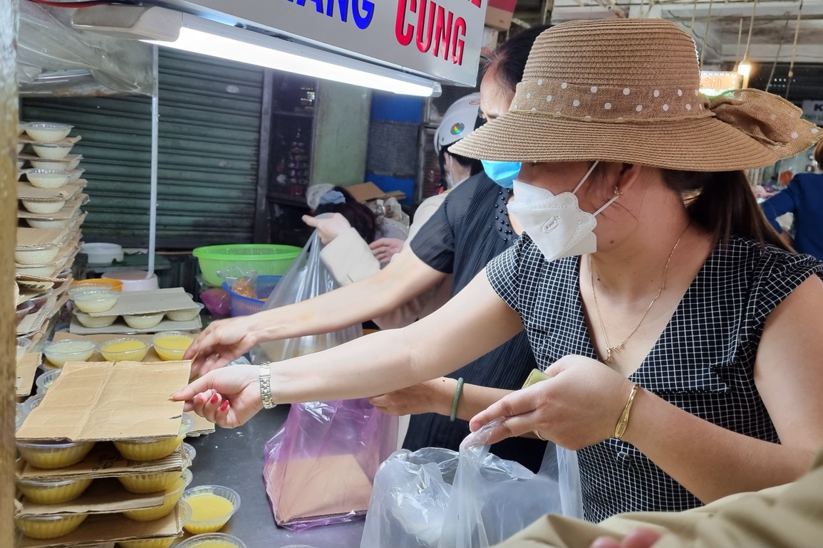 Chen chân sắm Tết trong phiên chợ ngày cuối năm - 2 Chen chân sắm Tết trong phiên chợ ngày cuối năm - 2