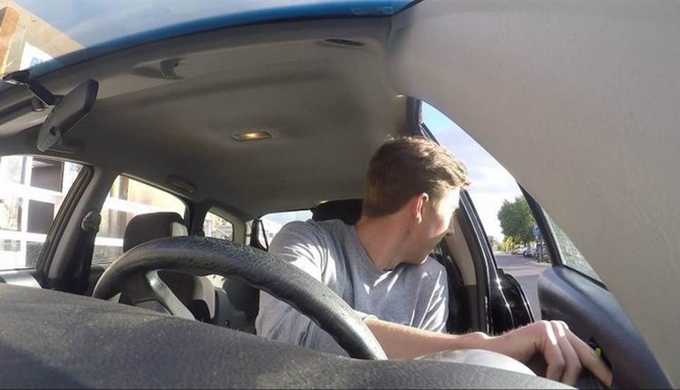 Mở cửa ô tô bất cẩn hất người đi xe máy ngã nhào - 1 Mở cửa ô tô bất cẩn hất người đi xe máy ngã nhào - 1