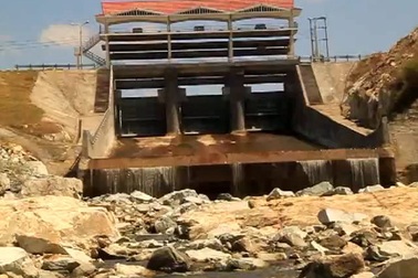 3 thanh niên nhậu say ấn nhầm nút xả lũ.