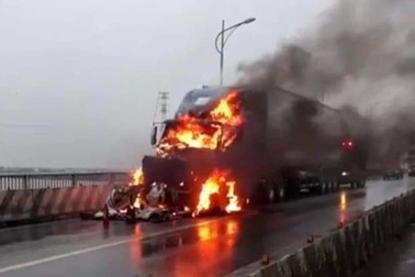 Xe container chở sữa vào TPHCM bất ngờ bốc cháy trên cầu