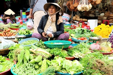 Chợ 30 Tết ở Hội An: Rau củ chủ yếu nhập từ Đà Lạt, khan hiếm hàng địa phương