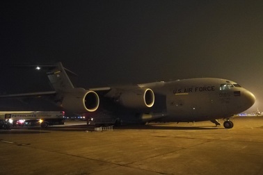 Máy bay vận tải chở xe tiếp dầu chuyên dụng của Mỹ đến Nội Bài