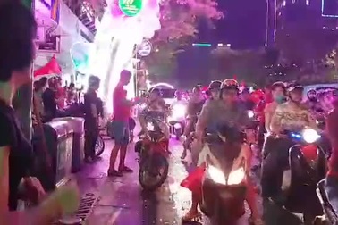 Người Hàn Quốc xuống đường chia vui với người hâm mộ Việt Nam