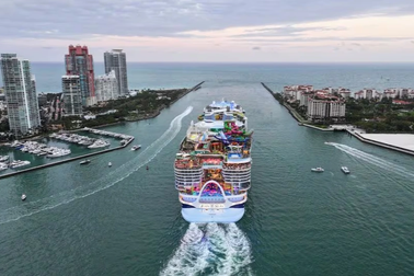 Du thuyền lớn gấp 5 lần tàu Titanic ra khơi, mang theo mối lo tiềm ẩn