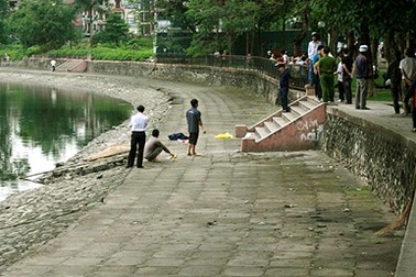 Đi tập thể dục, phát hiện xác chết nổi trên hồ Giảng Võ