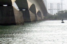 Trục vớt con tàu mắc kẹt tại cầu Gianh: Dễ mà khó!