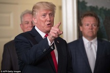 Ông Trump chỉ mặt phóng viên, gọi CNN là "hãng tin giả"