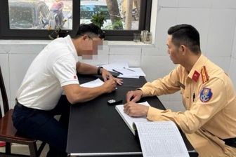 Nam tài xế xe máy che biển số bị người dân "mách" Cục trưởng CSGT