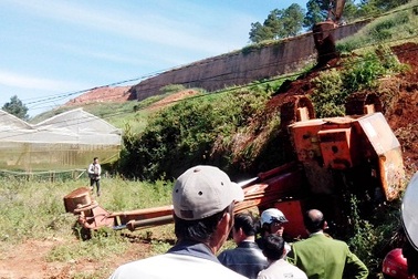 Máy xúc nặng hàng chục tấn đè chết tài xế