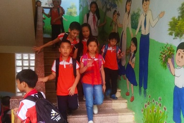 Bức tường rực rỡ màu sắc trong trường học