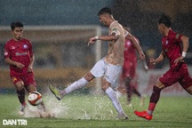 Quang Hải và đồng đội giành 3 điểm trong cơn mưa nặng hạt tại Hàng Đẫy