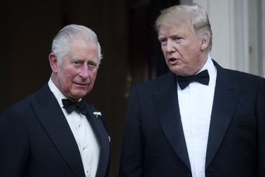 Ông Trump gây “bão mạng” vì mắc lỗi đánh máy tước hiệu Thái tử Anh