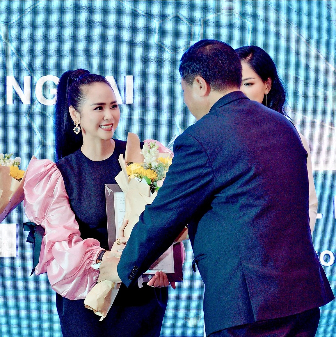 Nữ hoàng Hoa hồng Bùi Thanh Hương góp phần quảng bá du lịch Việt Nam - 1 Nữ hoàng Hoa hồng Bùi Thanh Hương góp phần quảng bá du lịch Việt Nam - 1
