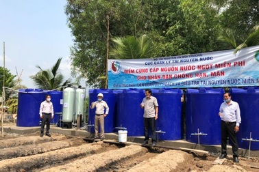 Cấp nước sạch miễn phí cho hàng nghìn hộ dân quay cuồng vì hạn, mặn