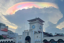 Người dân ở TPHCM thích thú chiêm ngưỡng mây ngũ sắc