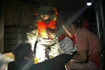 Cảnh sát xuyên đêm giải cứu hàng chục người dân chạy lũ, tiếp tế lương thực