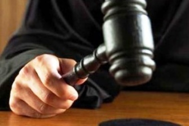 Bị cấm nói chuyện với phụ nữ lạ trong 10 năm 