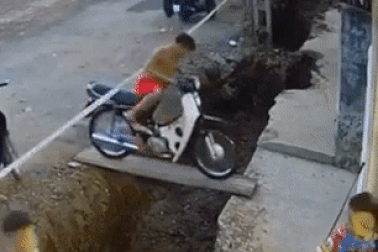 Pha xử lý "cồng kềnh" của thanh niên điều khiển xe Dream đi qua cầu tạm