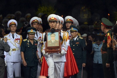 Hàng nghìn người đội mưa nghẹn ngào tiễn biệt 9 liệt sĩ