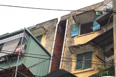"Sống trong sợ hãi" tại chung cư nguy hiểm nhất Hà Nội