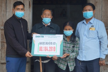 Hơn 80 triệu đồng tiếp tục đến với người cha mù chăm con gái tâm thần