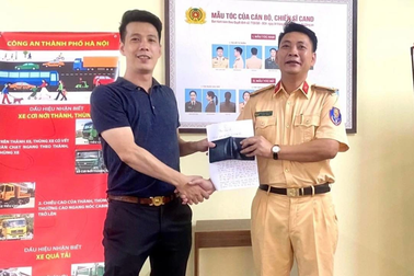 Hà Nội: Trung tá CSGT nhặt được ví tiền rồi tìm "khổ chủ" để trả lại